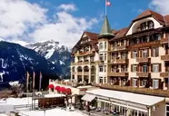 Elewacja budynku Victoria Lauberhorn na tle zimowych gór