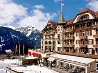 Elewacja budynku Victoria Lauberhorn na tle zimowych gór
