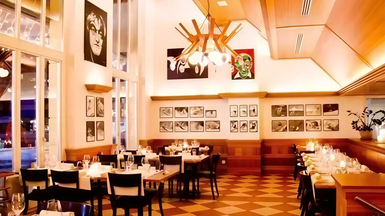 Restauracja w Victoria Lauberhorn z nakryciami na stołach