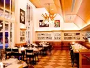 Restauracja w Victoria Lauberhorn z nakryciami na stołach