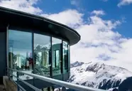 Elewacja budynku Victoria Lauberhorn z widokiem na góry