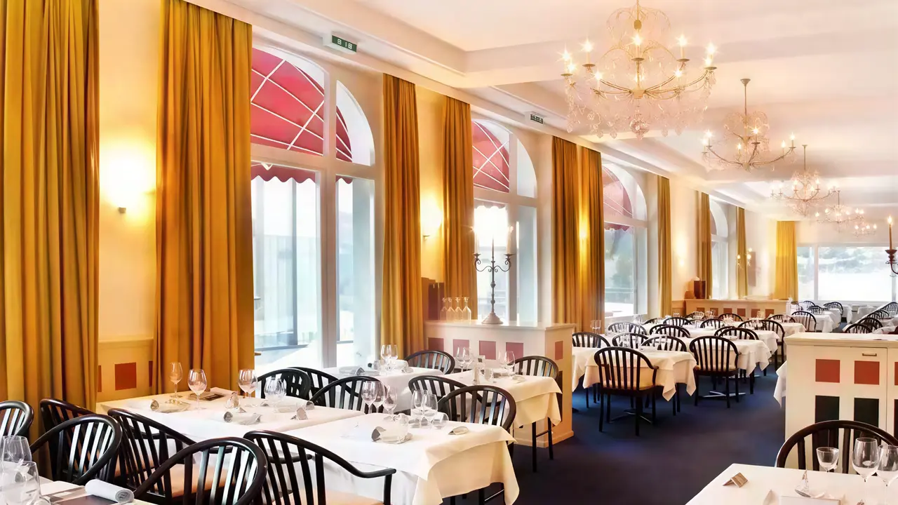 Elegancka restauracja w Victoria Lauberhorn z nakrytymi stołami