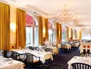Elegancka restauracja w Victoria Lauberhorn z nakrytymi stołami