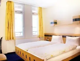 Sypialnia z łóżkiem w hotelu Victoria Lauberhorn
