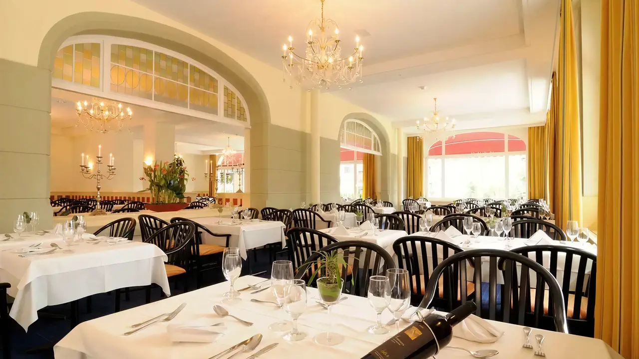 Elegancka restauracja w Victoria Lauberhorn z nakrytymi stołami