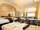 Elegancka restauracja w Victoria Lauberhorn z nakrytymi stołami