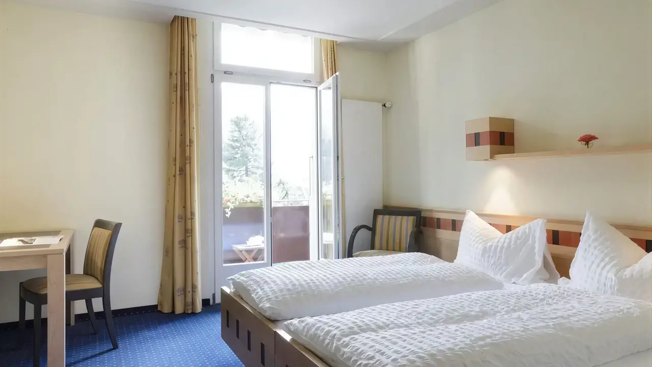 Pokój z łóżkiem w hotelu Victoria Lauberhorn