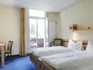 Pokój z łóżkiem w hotelu Victoria Lauberhorn