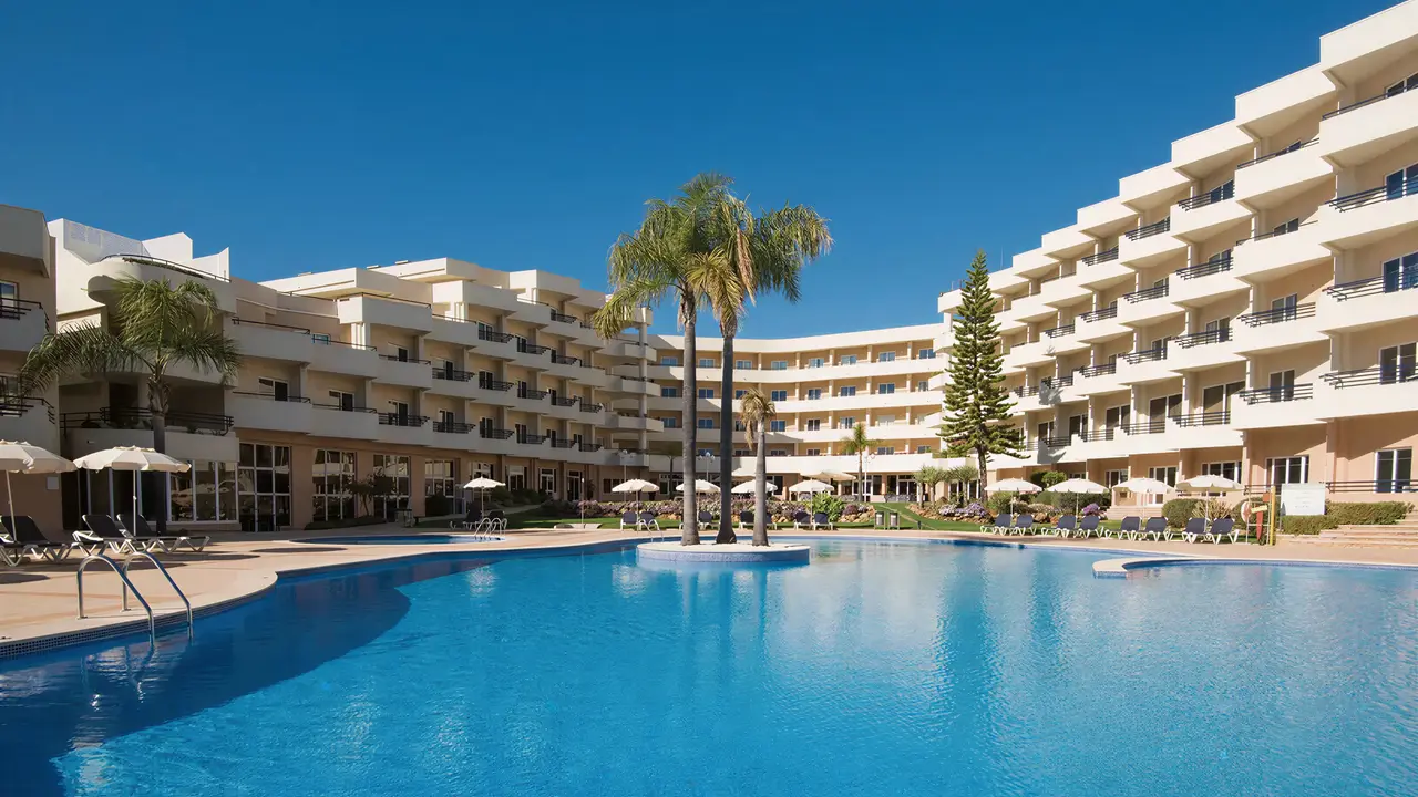 Basen w hotelu Vila Gale Nautico z leżakami