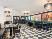 Restauracja w Vila Gale Nautico z nowoczesnymi stolikami