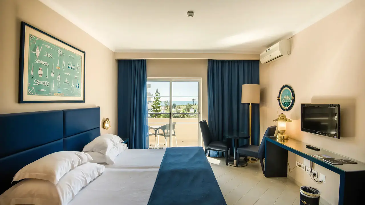 Sypialnia w hotelu Vila Gale Nautico z widokiem na taras
