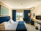 Sypialnia w hotelu Vila Gale Nautico z widokiem na taras