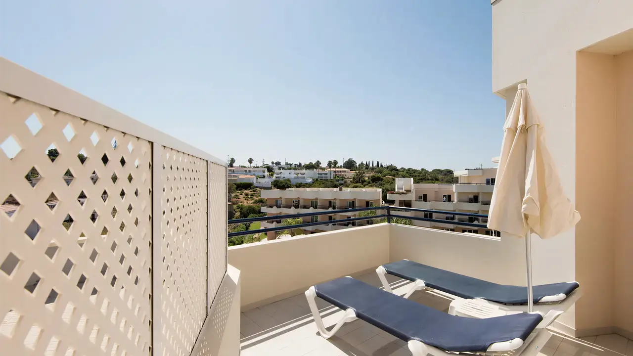 Prywatny balkon z leżakami w Vila Gale Nautico