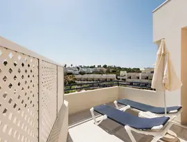 Prywatny balkon z leżakami w Vila Gale Nautico