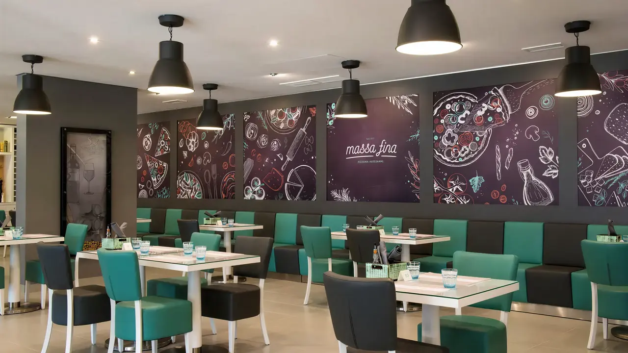 Restauracja w Vila Gale Nautico z turkusowymi krzesłami