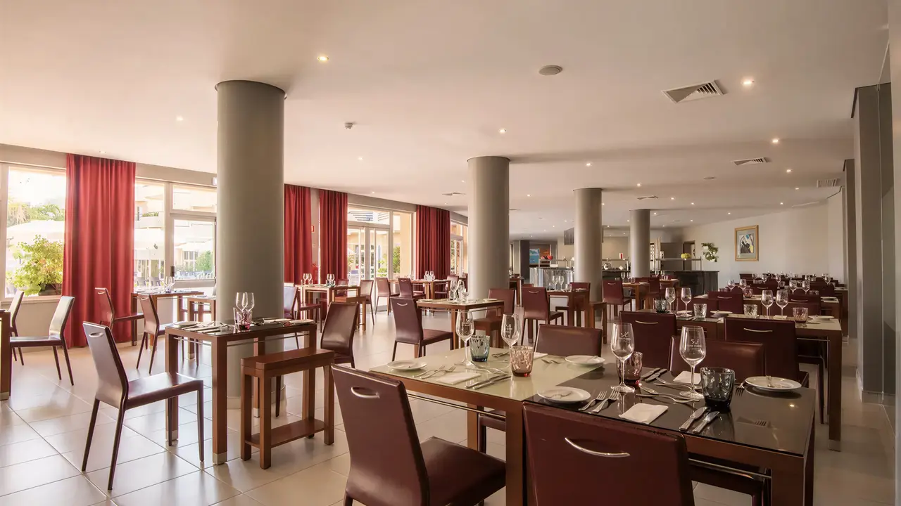 Restauracja z nakrytymi stołami w Vila Gale Nautico