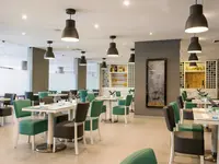 Restauracja w Vila Gale Nautico z nowoczesnymi stołami i krzesłami