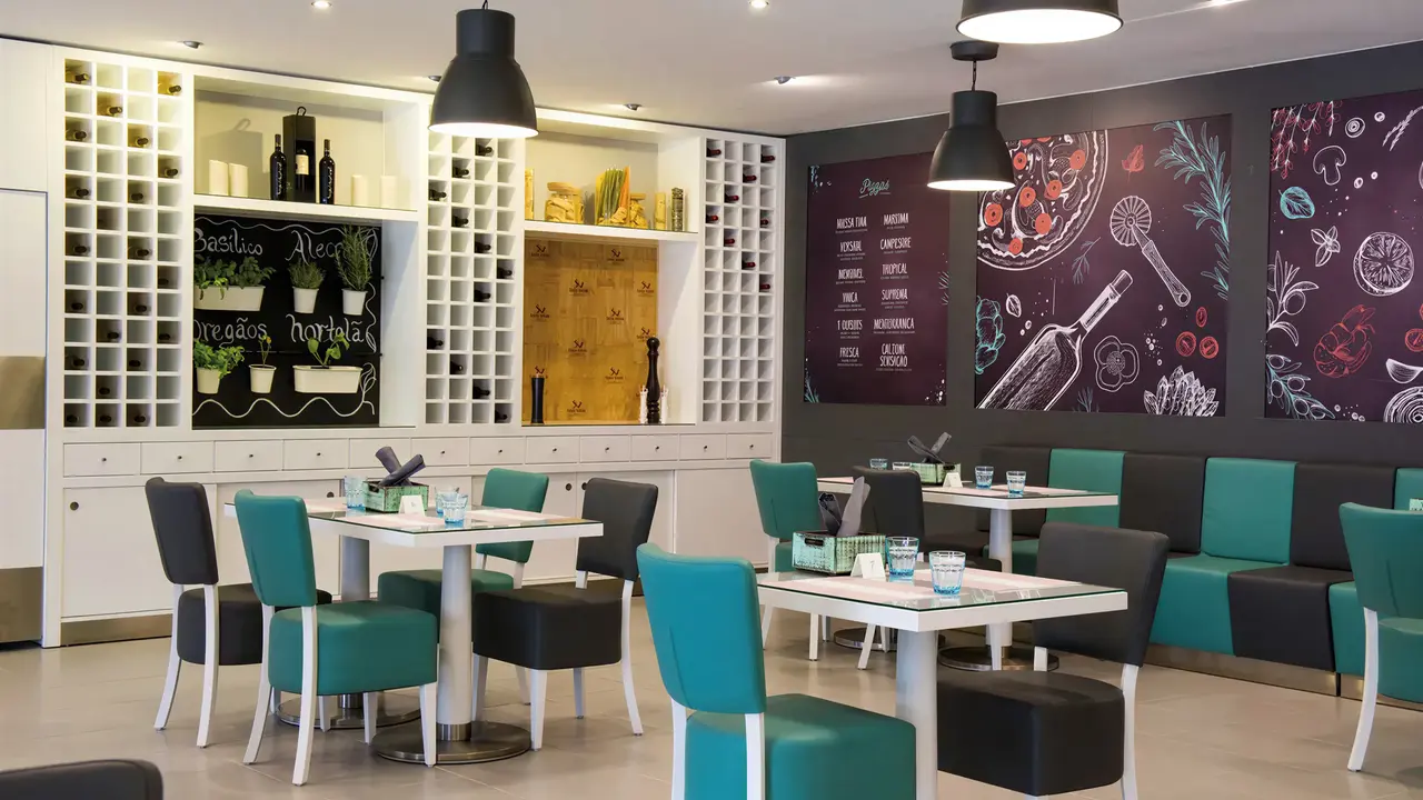 Restauracja w Vila Gale Nautico z białymi stolikami