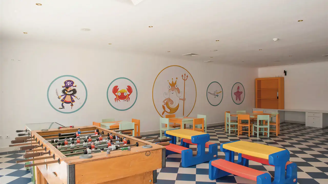 Sala gier w Vila Gale Nautico z piłkarzykami