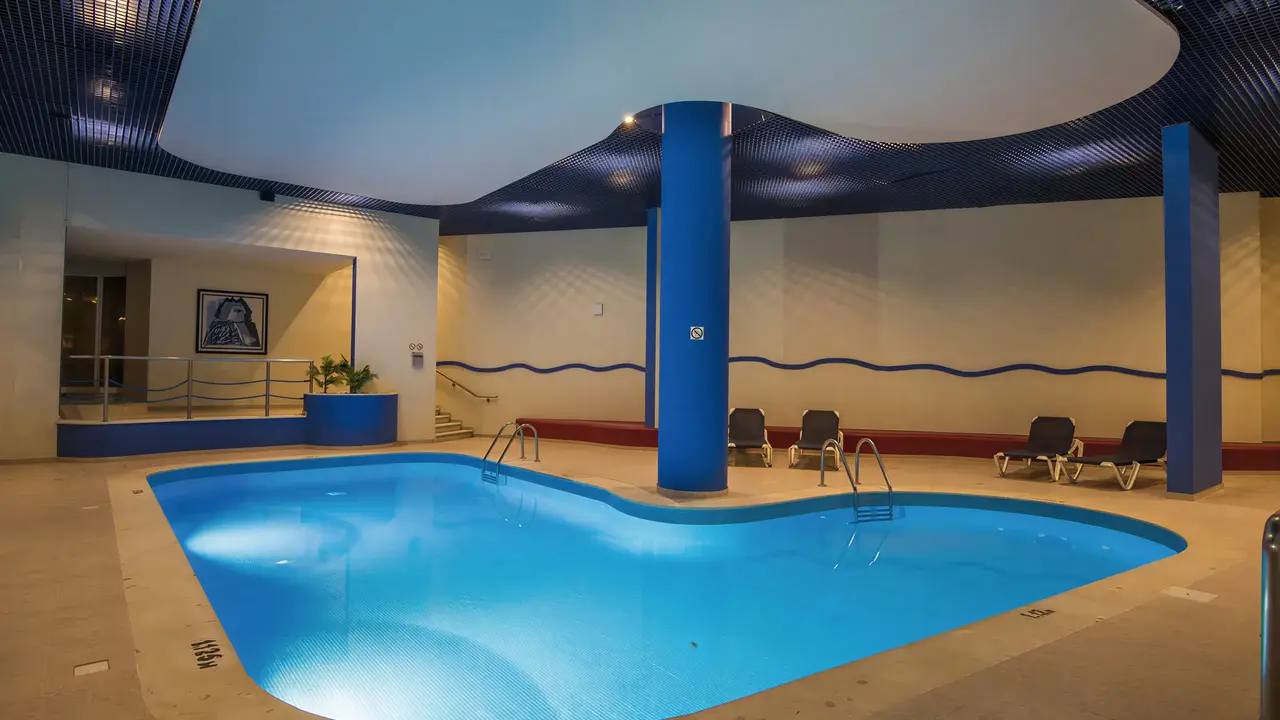 Kryty basen w hotelu Vila Gale Nautico