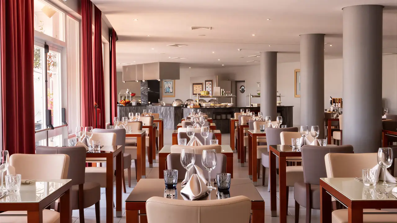 Restauracja w Vila Gale Nautico z ustawionymi stolikami
