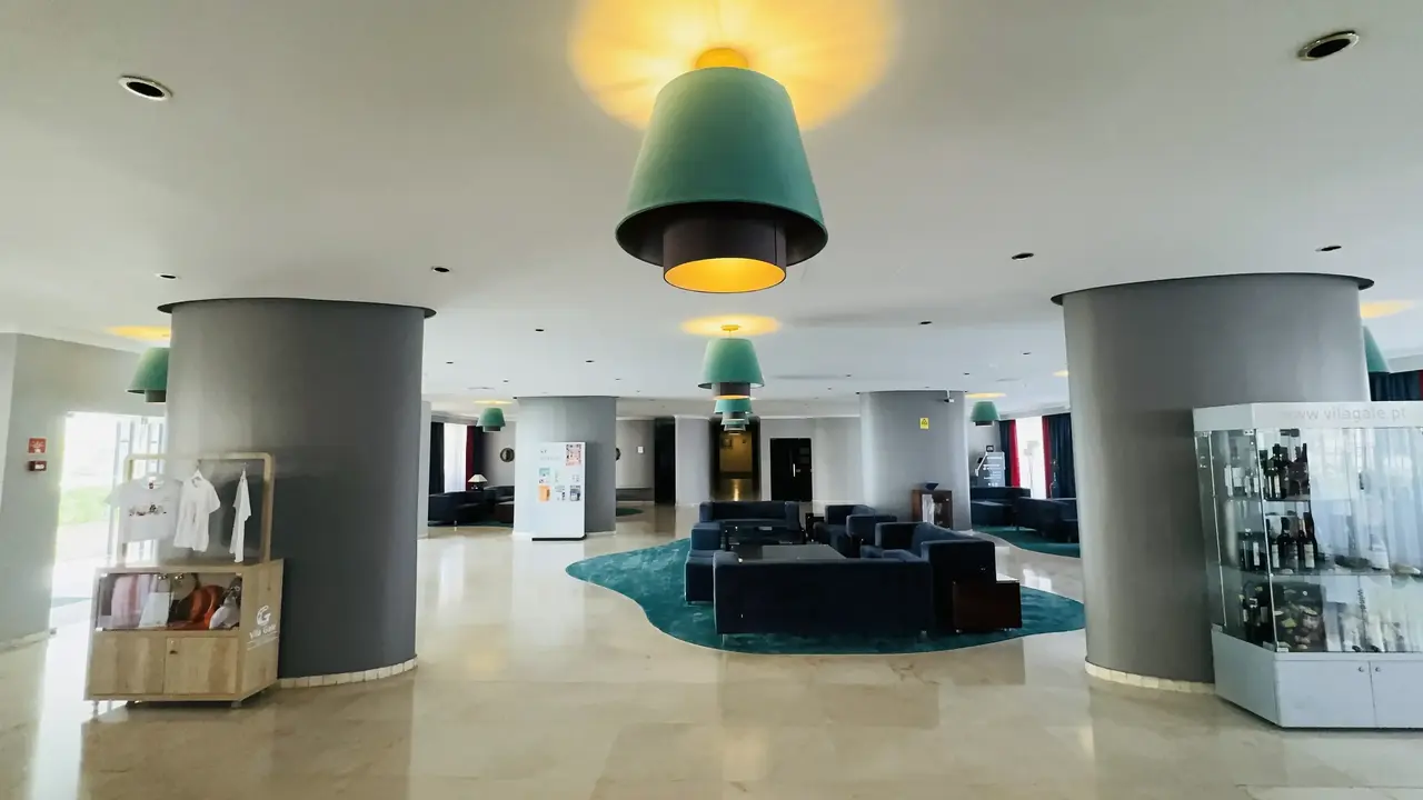 Wnętrze lobby w Vila Gale Nautico z ciemnymi sofami