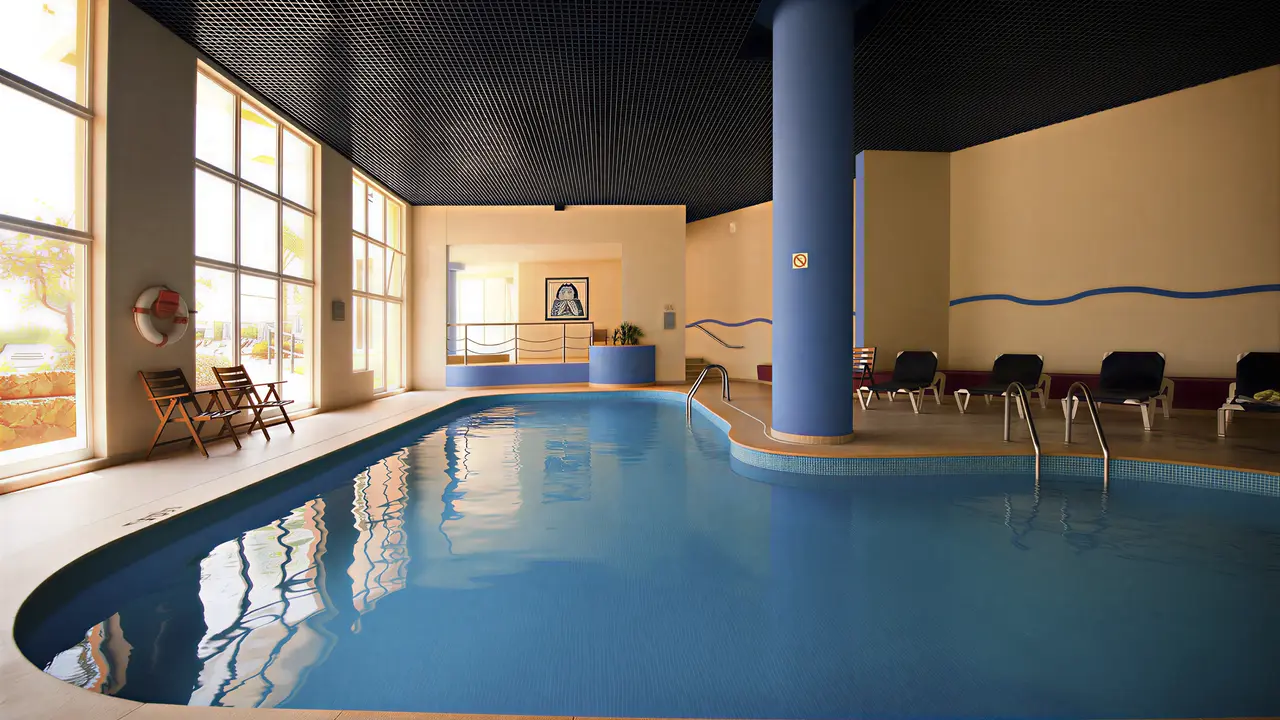 Kryty basen w hotelu Vila Gale Nautico