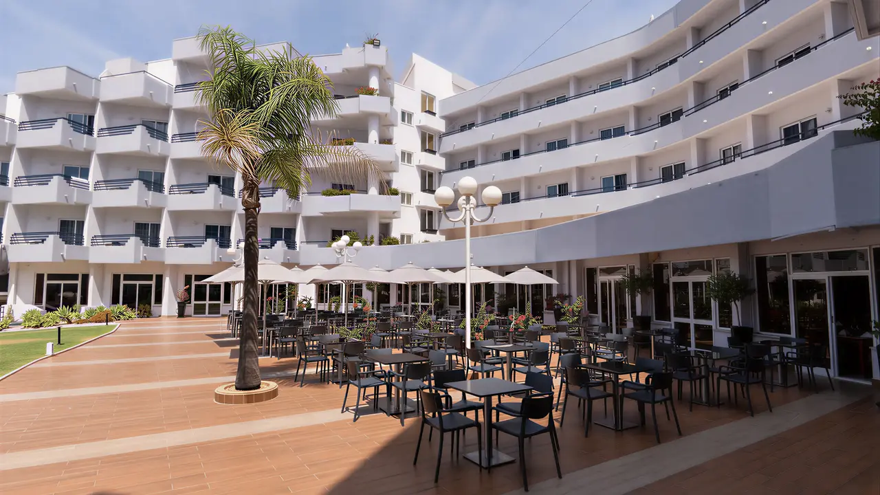 Restauracja na zewnątrz w Vila Gale Nautico