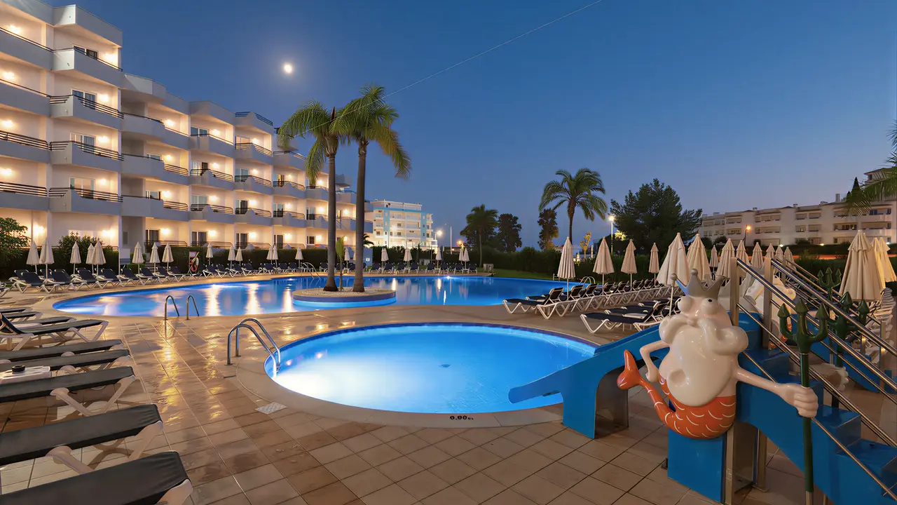 Baseny i leżaki w hotelu Vila Gale Nautico