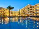 Basen w hotelu Vila Gale Nautico o zmierzchu