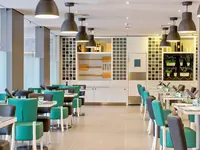 Restauracja w Vila Gale Nautico z turkusowymi krzesłami