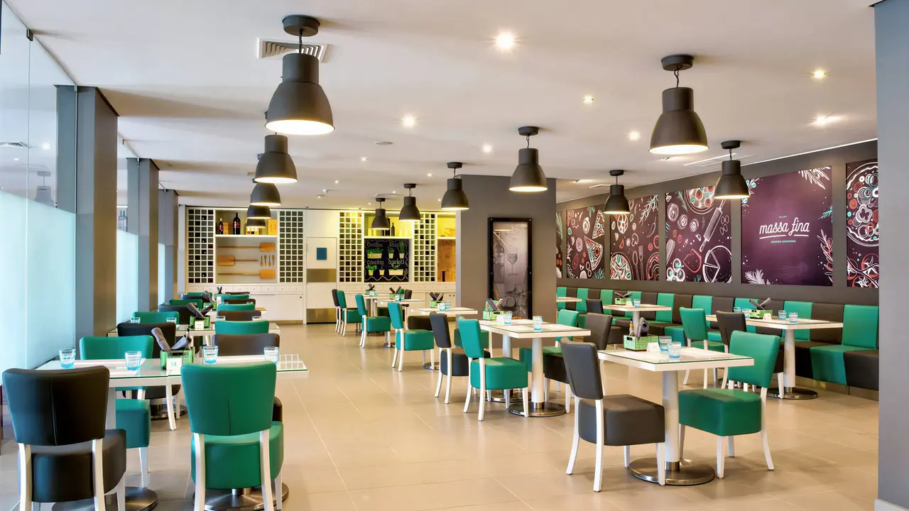 Restauracja w hotelu Vila Gale Nautico z białymi stolikami