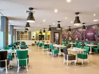 Restauracja w hotelu Vila Gale Nautico z białymi stolikami
