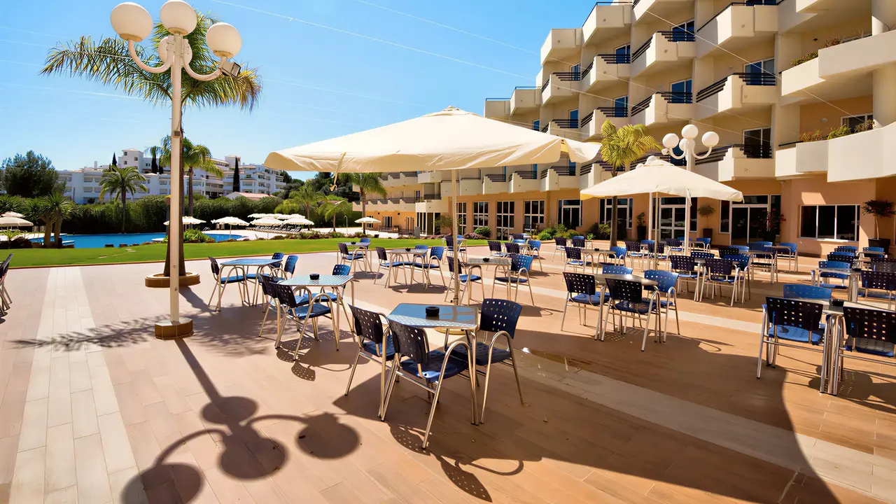Restauracja na zewnątrz w Vila Gale Nautico