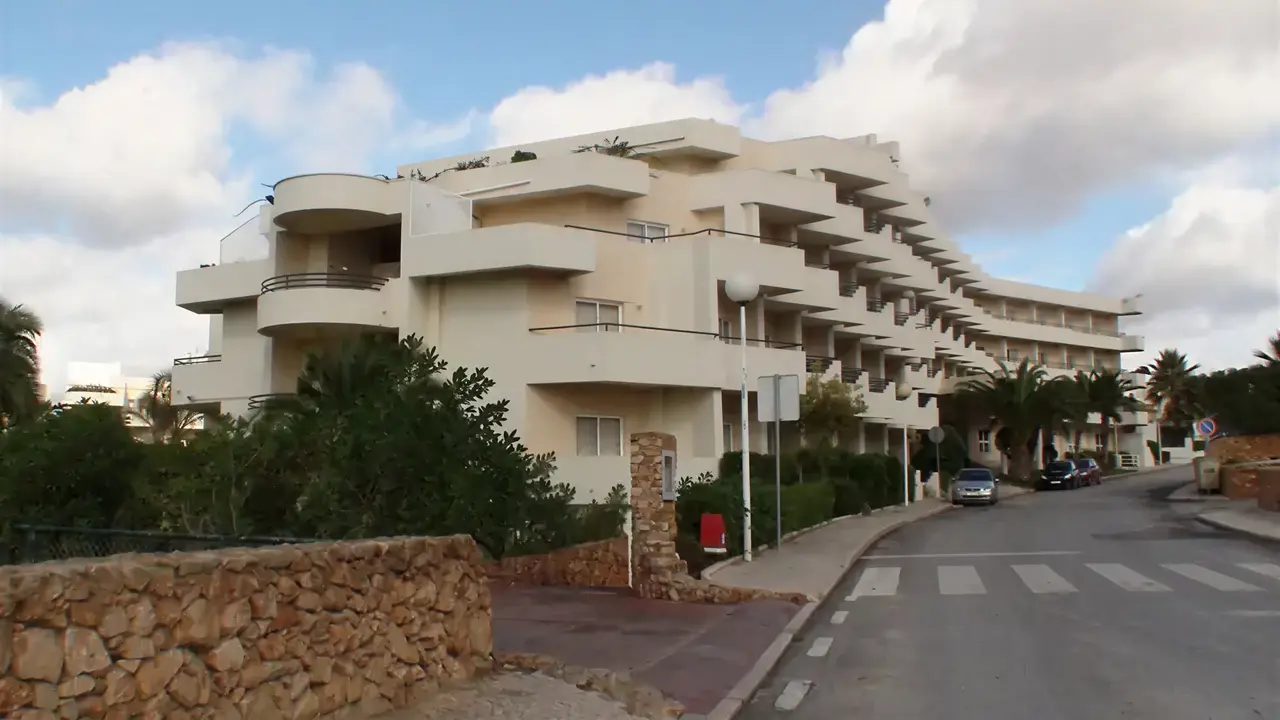 Elewacja budynku Vila Gale Nautico oraz droga dojazdowa