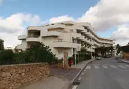 Elewacja budynku Vila Gale Nautico oraz droga dojazdowa