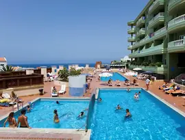 Baseny i leżaki w hotelu Villa Adeje Beach