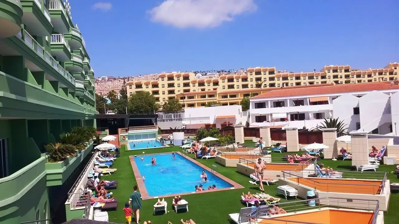 Widok na kompleks basenowy w Villa Adeje Beach