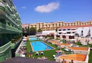Widok na kompleks basenowy w Villa Adeje Beach