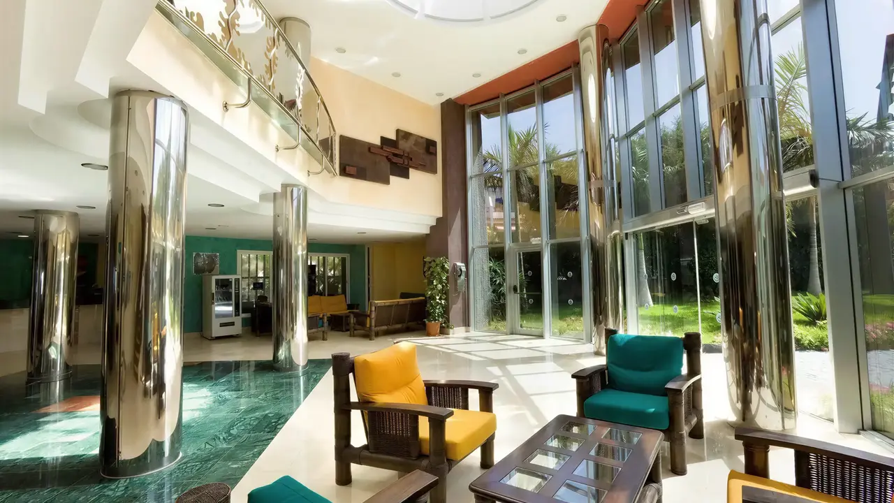 Wnętrze lobby w Villa Adeje Beach z wygodnymi fotelami