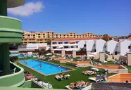Widok na kompleks budynków i baseny Villa Adeje Beach