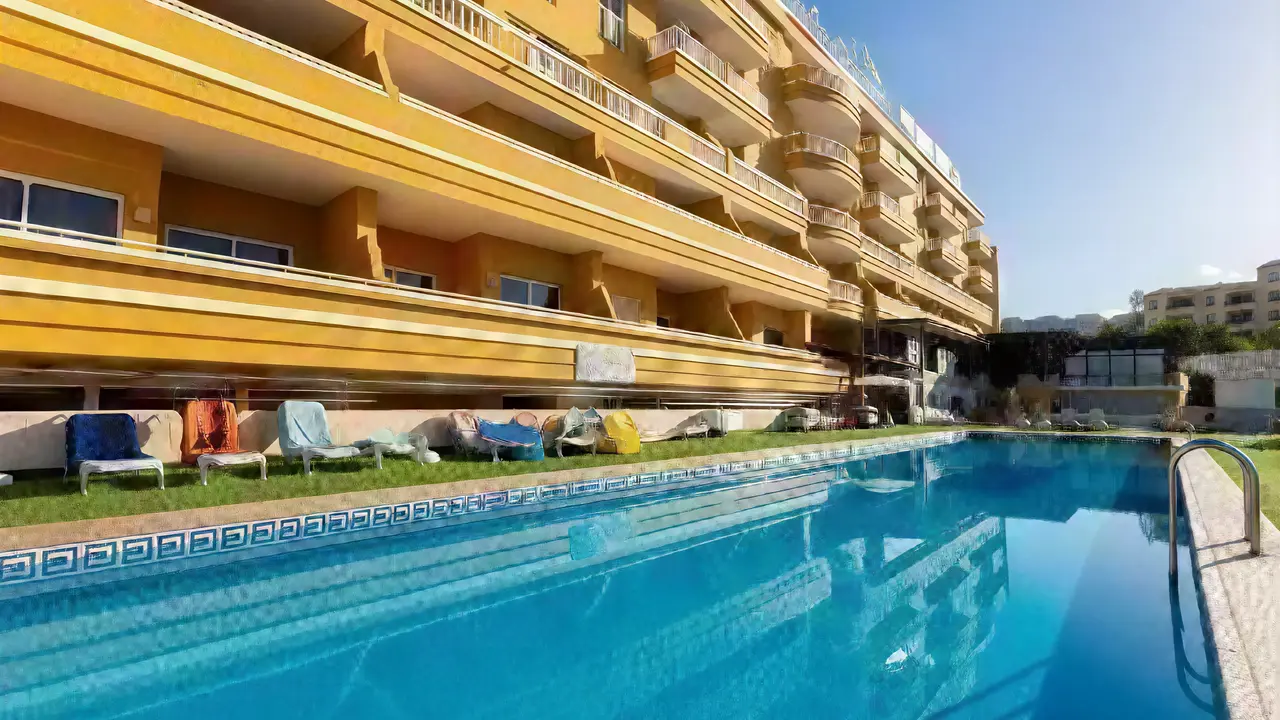 Basen przy budynku hotelu Villa Adeje Beach
