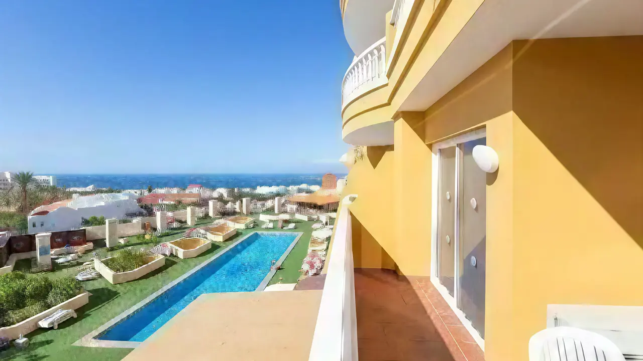 Balkon z widokiem na basen w Villa Adeje Beach