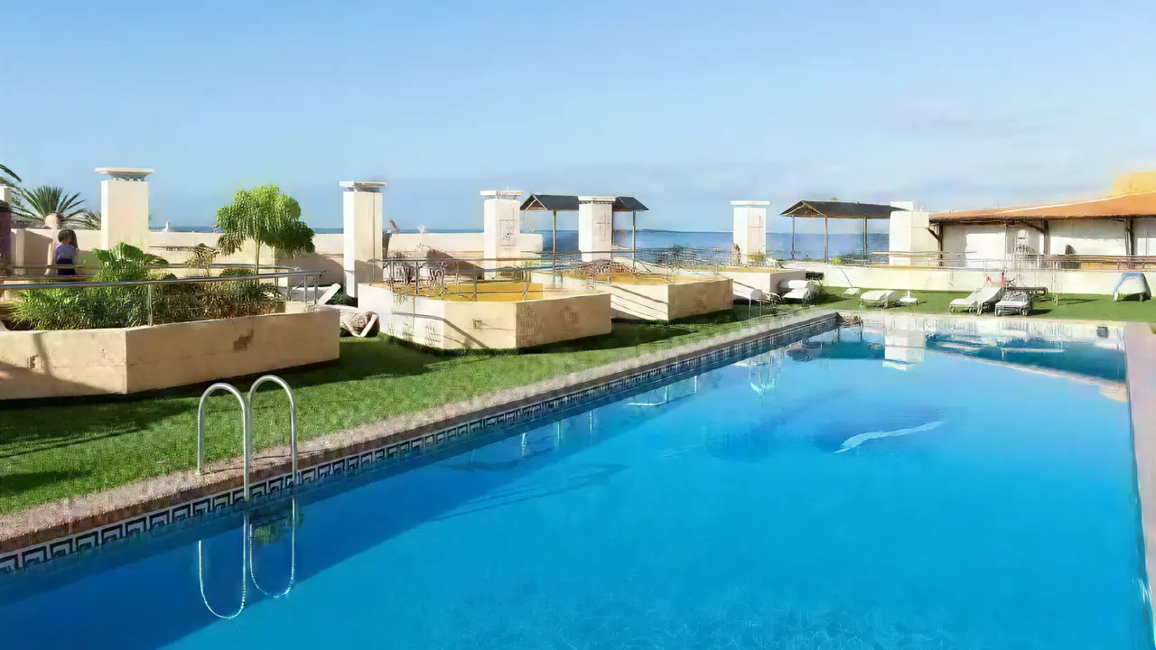 Basen z leżakami w Villa Adeje Beach