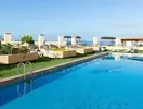 Basen z leżakami w Villa Adeje Beach