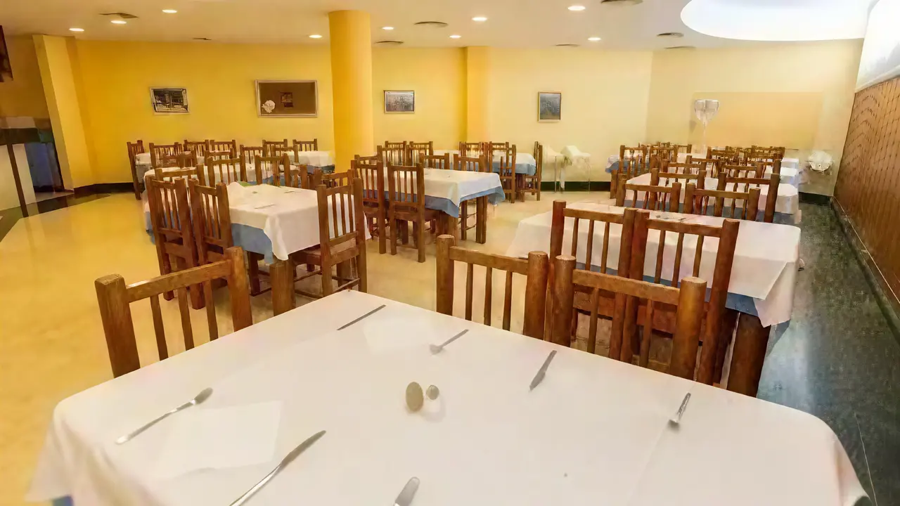 Restauracja w Villa Adeje Beach z nakrytymi stołami