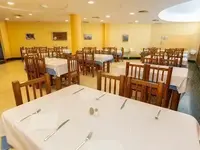 Restauracja w Villa Adeje Beach z nakrytymi stołami