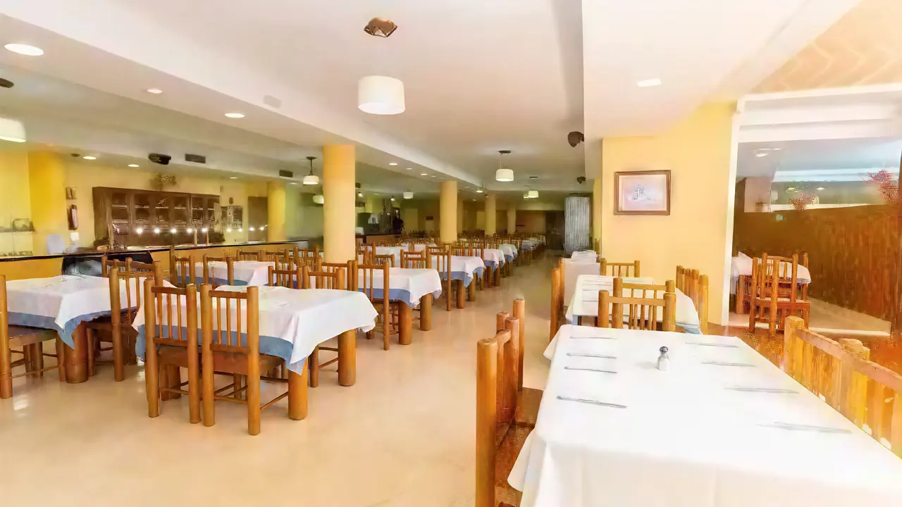 Restauracja w Villa Adeje Beach z nakrytymi stołami