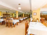 Restauracja w Villa Adeje Beach z nakrytymi stołami