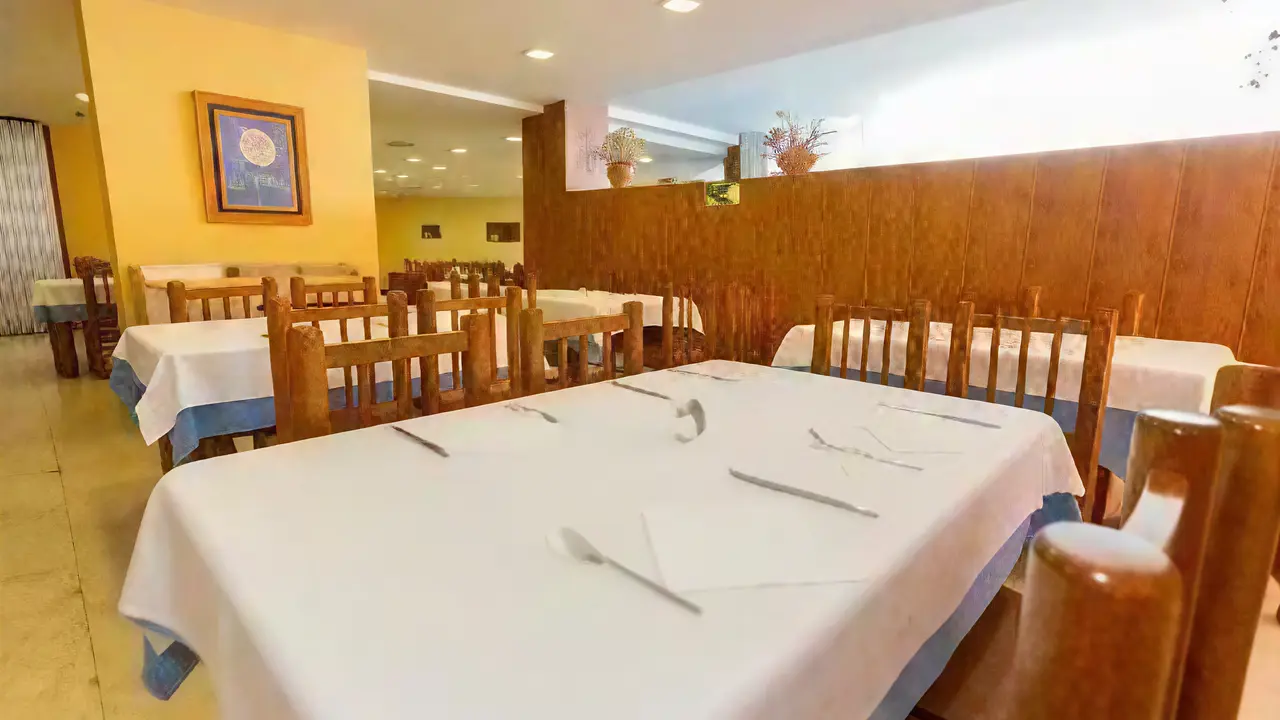 Restauracja w Villa Adeje Beach z nakrytymi stołami